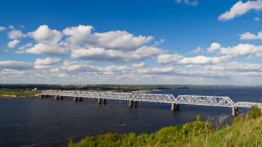 Volga Nehri demiryolu Köprüsü'nün güzel timelapse