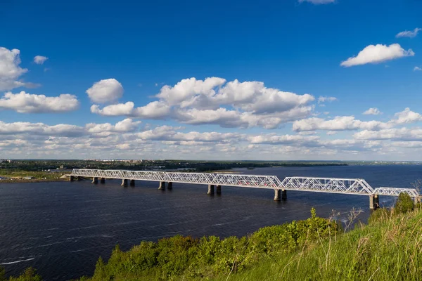 Vacker utsikt över järnvägen överbryggar över floden Volga — Stockfoto