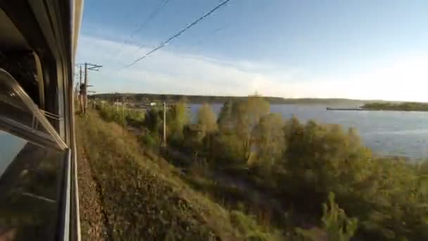 넓은 강을 통과 하는 기차 창에서 보기. Timelapse — 비디오