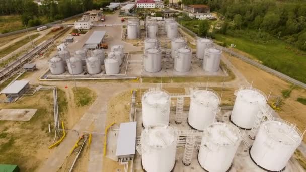 Bensin industriområde med cisterner och tankar på sand. Flygfoto — Stockvideo