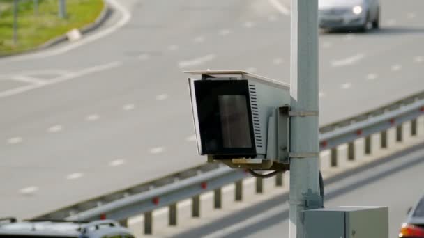 Камера управления скоростью радара на дороге. Закрыть — стоковое видео