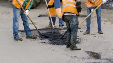 İşçiler taş mastik asfalt işleri tamir sokak sırasında döşeme