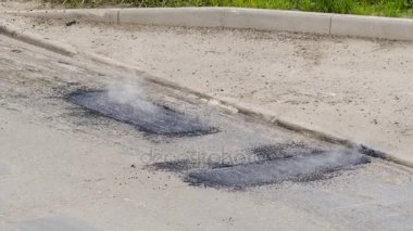 Asfalt Serme çelik tekerlekli silindir ile. Asfalt çıkan buhar