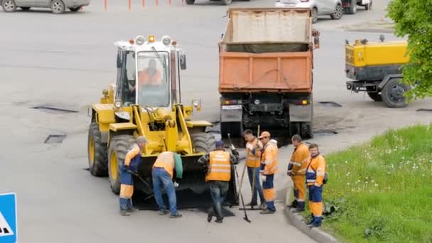 KAZAN, RUSSIE - 5 JUIN 2017 : Les travailleurs posent de l'asphalte de mastic de pierre pendant les travaux de réparation de la rue — Video