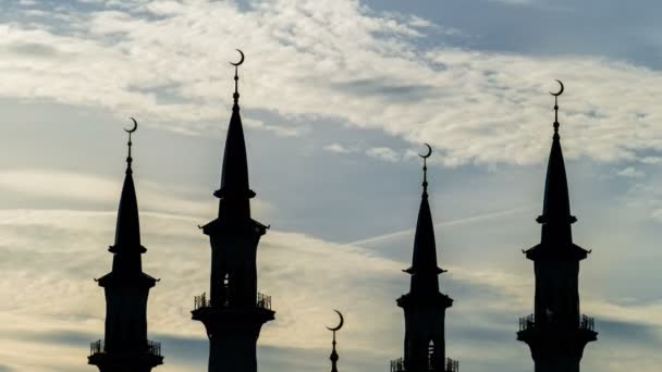 As silhuetas das quatro torres da mesquita no fundo de nuvens correndo. Prazo de validade — Vídeo de Stock