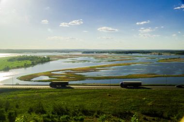 Çok sayıda kamyon ve Göl boyunca yolda sürüş araba