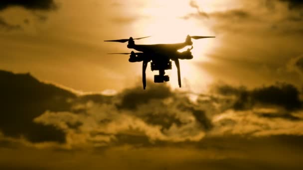 Sílhueta de drone voando na paisagem do pôr do sol — Vídeo de Stock