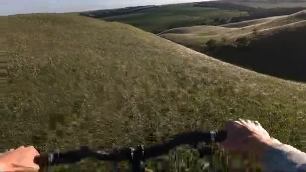 A primeira pessoa o ciclista deslizando para baixo da colina — Vídeo de Stock