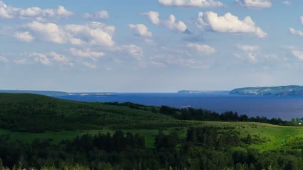 Beau paysage avec collines, prairies et rivière. Temps écoulé — Video