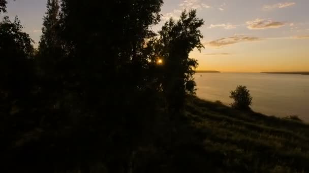 川に沈む夕日の美しい空撮 — ストック動画
