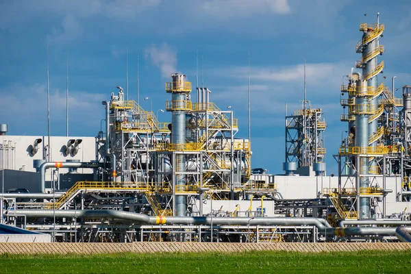 Pflanzendünger auf der grünen Wiese — Stockfoto