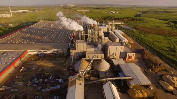 Una enorme planta de hormigón con tuberías entre los campos. vista aérea — Vídeos de Stock