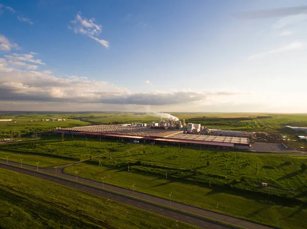 Ein riesiges Betonwerk mit Rohren zwischen den Feldern. Luftbild — Stockfoto