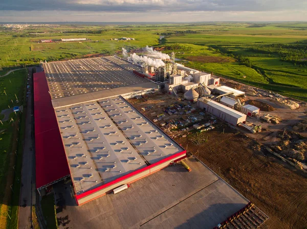 Ein riesiges Betonwerk mit Rohren zwischen den Feldern. Luftbild — Stockfoto