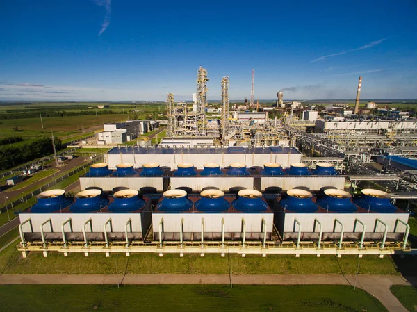 De koeling fans en eenheden voor de productie van salpeterzuur op kunstmest plant. Luchtfoto — Stockfoto