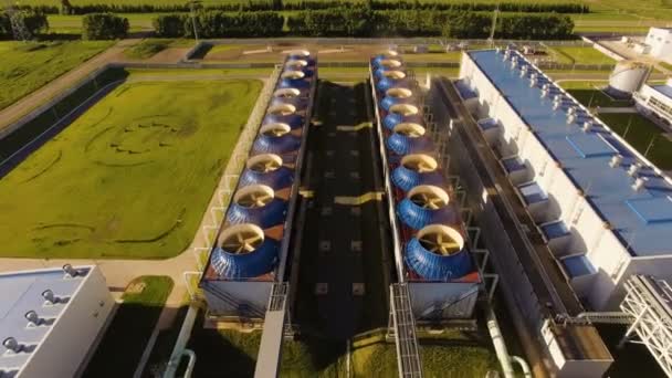 Edificio de torre de enfriamiento con estación de bombeo en la planta de energía. Vista aérea — Vídeo de stock