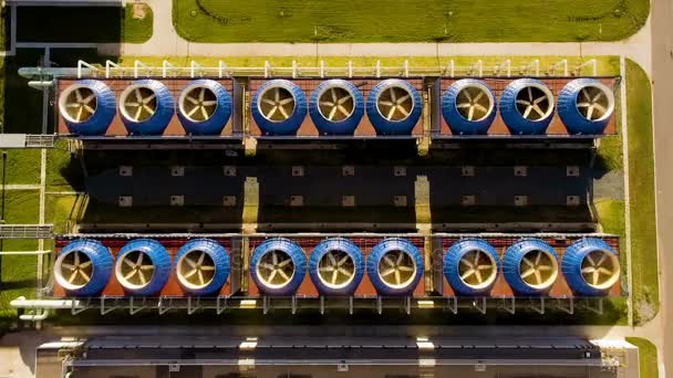 Costruzione torre di raffreddamento con stazione di pompaggio in basso nella centrale elettrica. Vista aerea — Video Stock