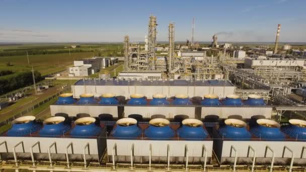 Los ventiladores de refrigeración y las unidades para la producción de ácido nítrico en la planta de fertilizantes. Vista aérea — Vídeos de Stock