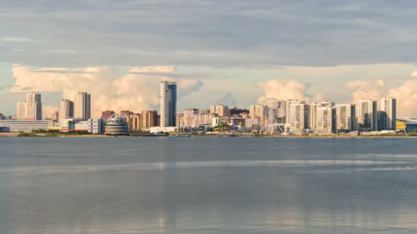 Bela paisagem urbana com edifícios altos à beira-mar. Prazo de validade — Vídeo de Stock