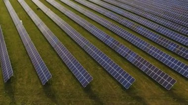 güneş panelleri ile mavi gök yeşil çimenlerin üzerinde Close-Up