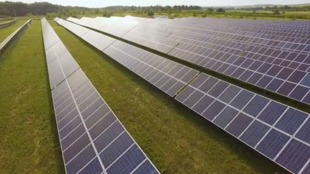 Close-up of solar panels on green grass with blue sky — Stock Video