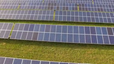 güneş panelleri ile mavi gök yeşil çimenlerin üzerinde Close-Up