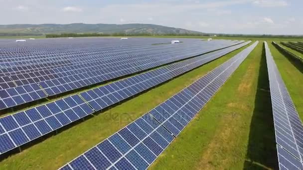 Detail ze solárních panelů na zelené trávě s modrou oblohou — Stock video