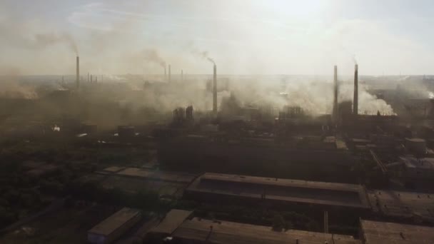 Usine d'acier fumée au coucher du soleil. Vue aérienne — Video