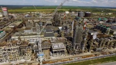 Yapım aşamasında Vinçler ile büyük petrol rafinerisi