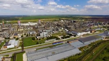 Büyük petrol rafinerisi boru ve damıtma ormanıyla çevrili yeşil alan kompleks ile. Havadan görünümü