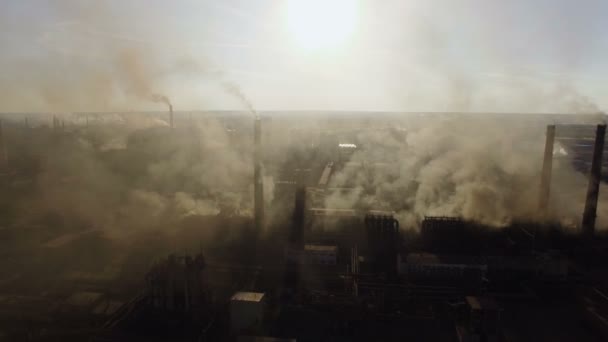 Industria siderúrgica humo al atardecer. Vista aérea — Vídeo de stock