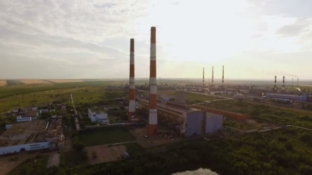 Газо- і нафтопереробний завод на тлі блакитного неба — стокове відео
