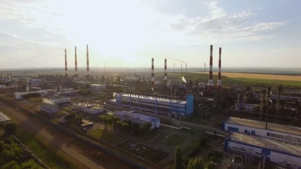 Газоперерабатывающий завод на фоне голубого неба — стоковое видео
