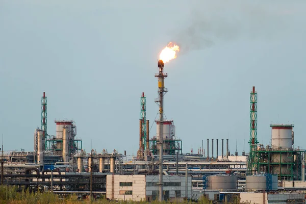Büyük gaz ve petrol işleme ile yanan meşaleler, borular ve kompleks damıtma tesisi