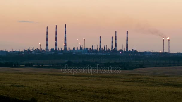Величезний газо- і нафтопереробний завод з палаючими факелами, трубами і дистиляцією комплексу — стокове відео