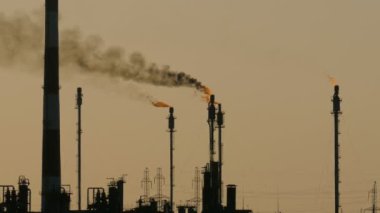 Petrol ve doğal gaz işleme tesisinde yanan meşaleler