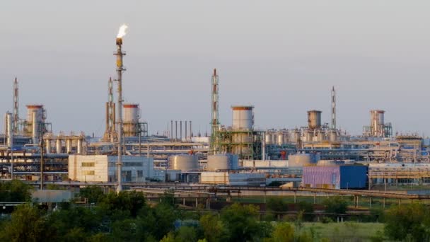 Огромный завод по переработке газа и нефти с горелками, трубами и дистилляцией комплекса — стоковое видео