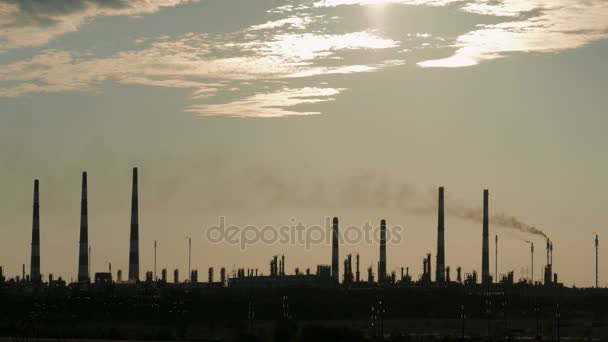 Промисловий ландшафт. Від трубного заводу дим, забруднюючи атмосферу — стокове відео