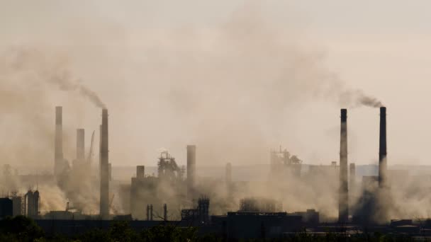 Industriële landschap. Van pijp fabriek rook, vervuiling van de atmosfeer — Stockvideo