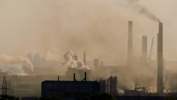 工业景观。从管厂烟雾，污染大气 — 图库视频影像