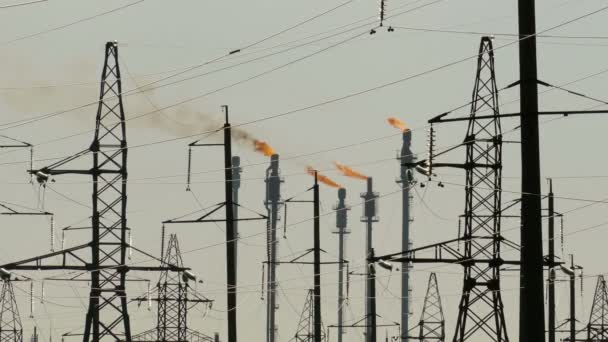 与高压输电线路在背景管道炼油工业景观 — 图库视频影像