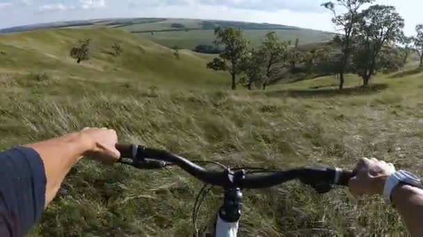 Förste cyklisten glida ner för backen — Stockvideo