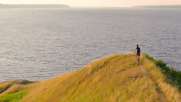 Deniz cliff eğimi binici slaytlar aşağı — Stok video