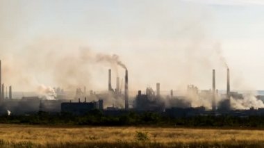 Endüstriyel manzara. Boru fabrika dumanı atmosferi kirletici