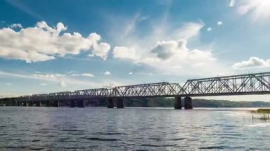 Demiryolu Köprüsü tren içerir Nehri. Timelapse