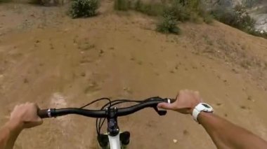 Kum tepesi bisikletçi slaytlardan aşağı ilk kişi görüntüleyebilir