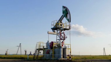 çalışma yağ pompası yere yeşil alanlar arasında