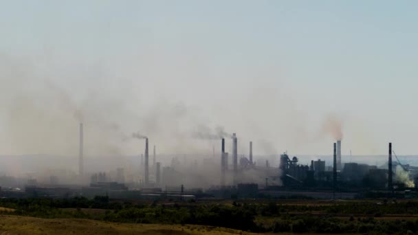 Industriële landschap. Van pijp fabriek rook, vervuiling van de atmosfeer — Stockvideo