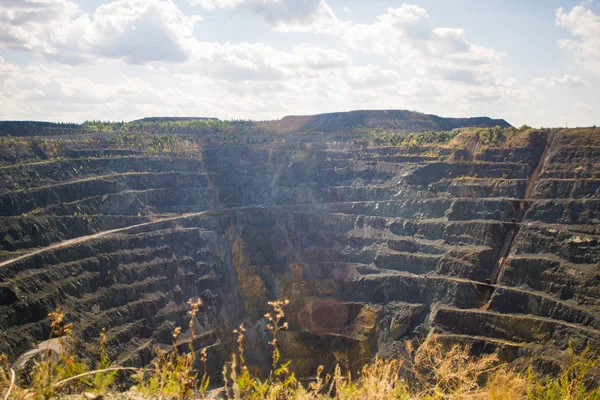 Açık döküm madencilik taş ocağı. Timelapse