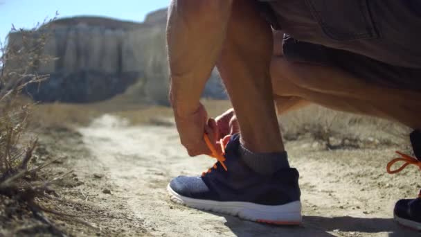 Koşucu koşu ayakkabıları çalıştırmak için hazırlanıyor çalışıyor. Sağlıklı yaşam tarzı — Stok video